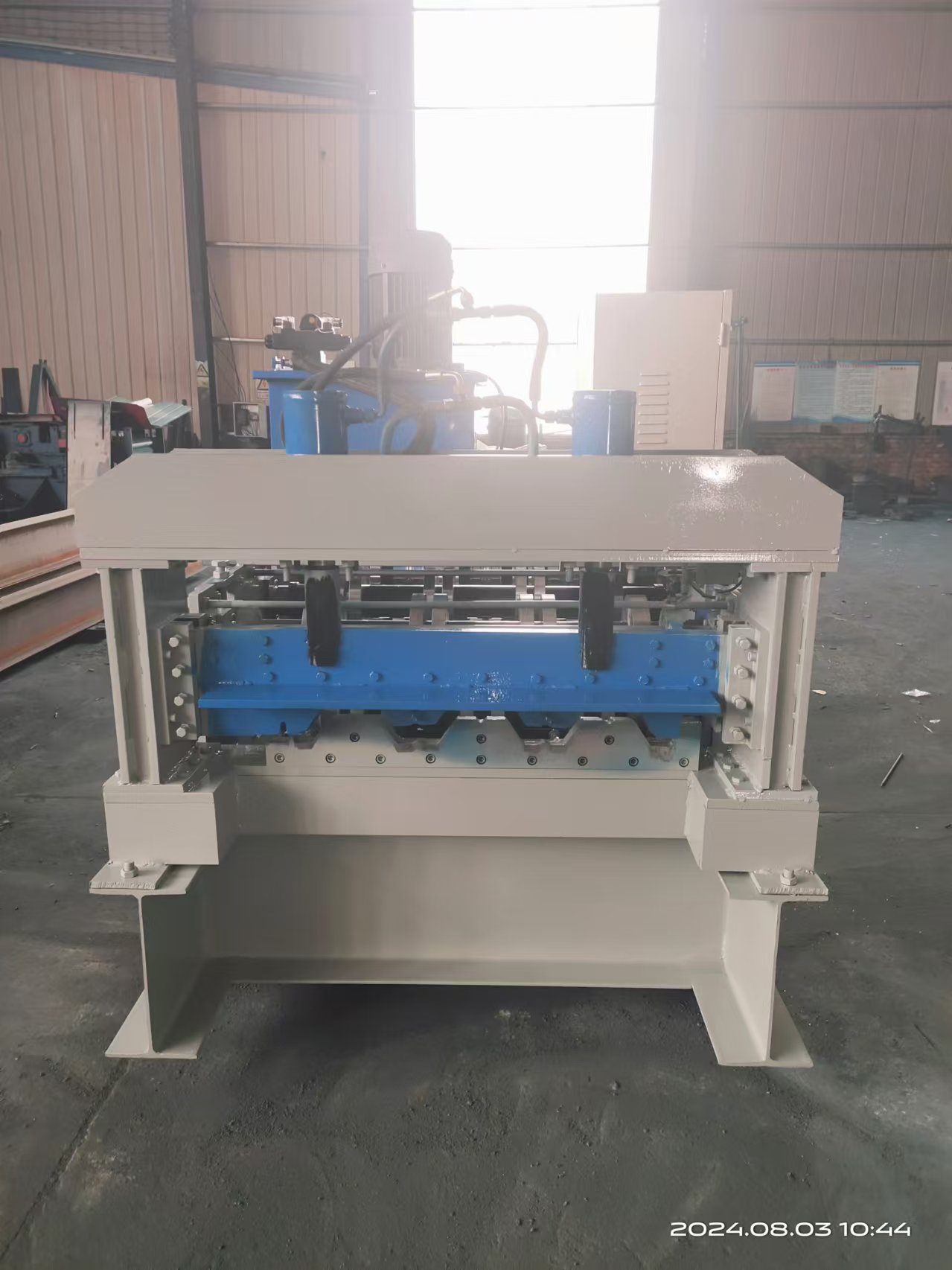 Floor deck roll forming machine