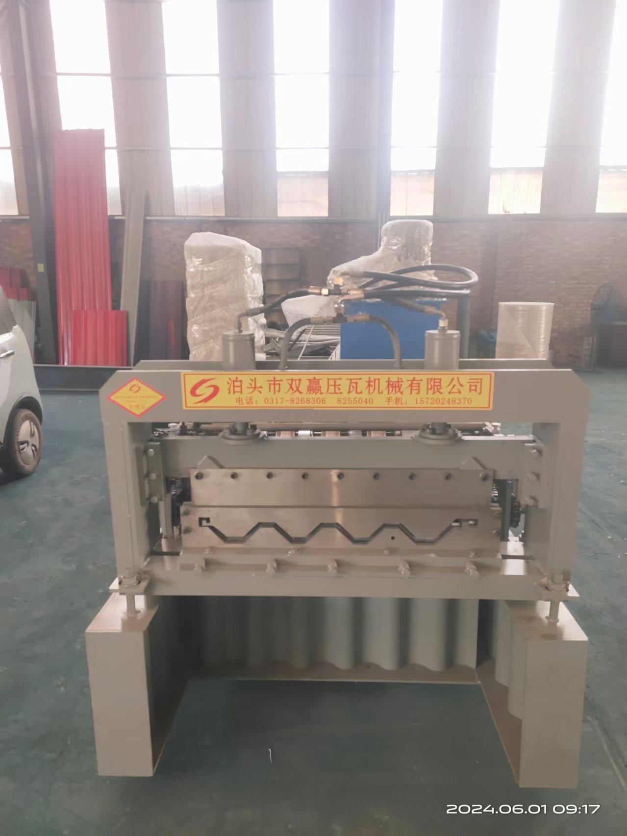 750-type self-locking color steel tile press machine