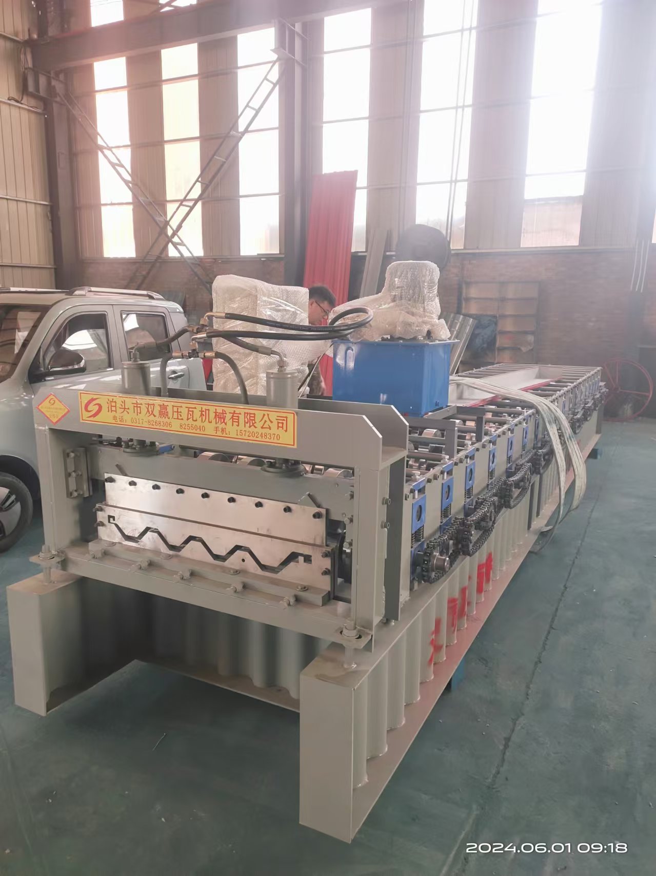 750-type self-locking color steel tile press machine