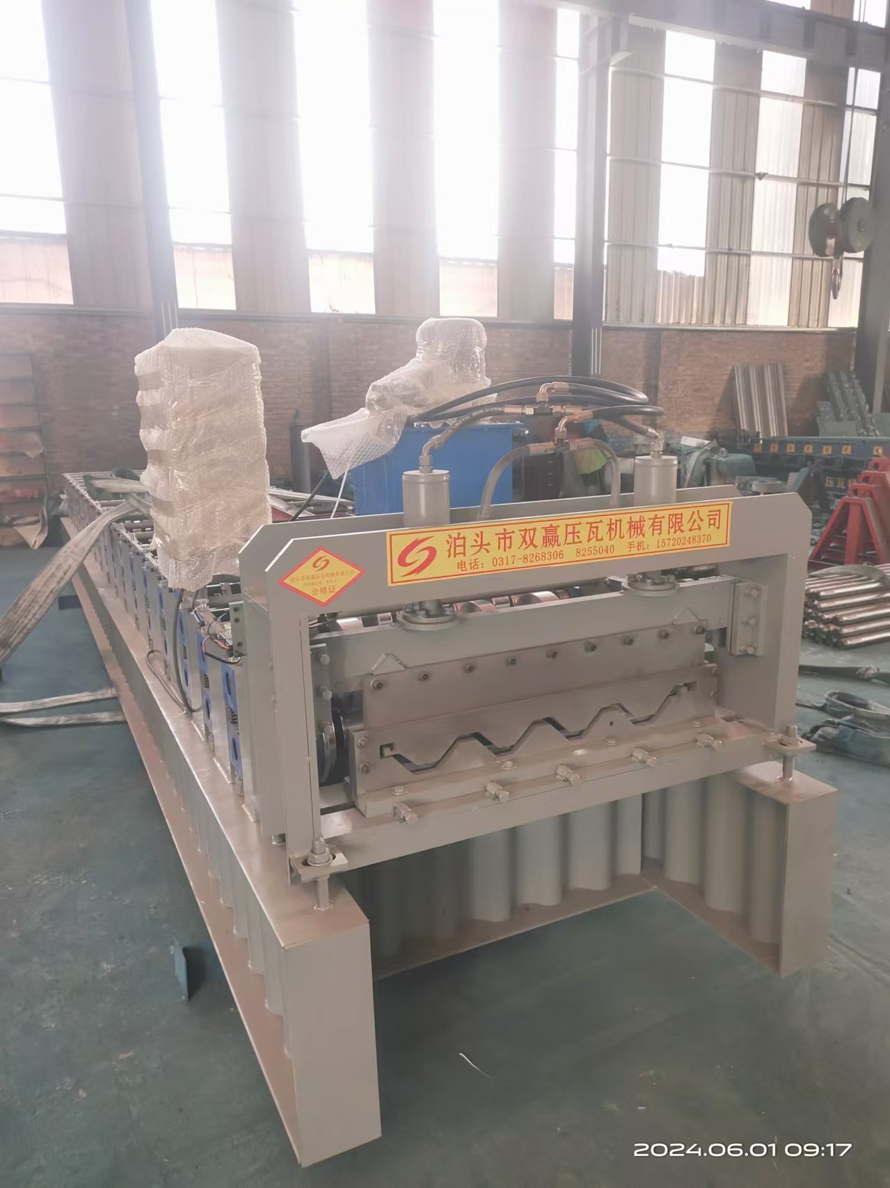 750-type self-locking color steel tile press machine